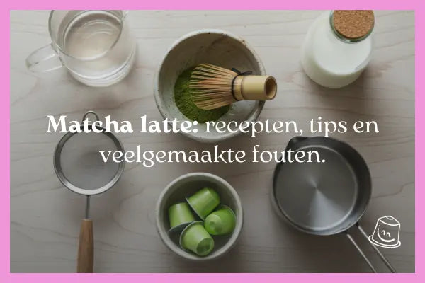 Tafel met alle benodigdheden om een matcha latte te maken