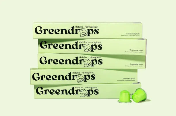 Matcha capsules voor nespresso verpakkingen gestapeld op lichte achtergrond