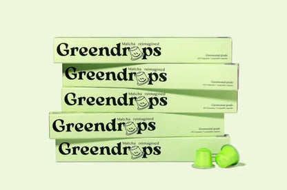 Matcha capsules voor nespresso verpakkingen gestapeld op lichte achtergrond